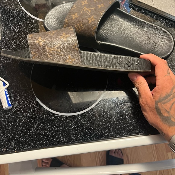 Louis Vuitton size 9.5 - Picture 2 of 3